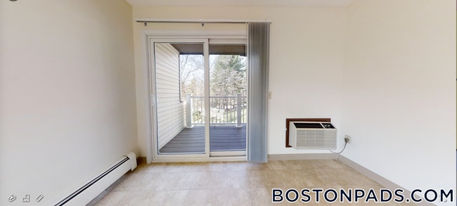 378 Sunderland Rd in Worcester, MA - Building Photo - Building Photo
