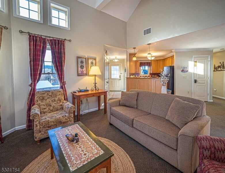 8 Pine Cres in Vernon, NJ - Building Photo
