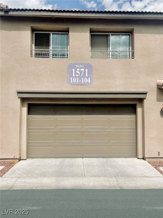 1571 Plaza Centre Dr in Las Vegas, NV - Building Photo