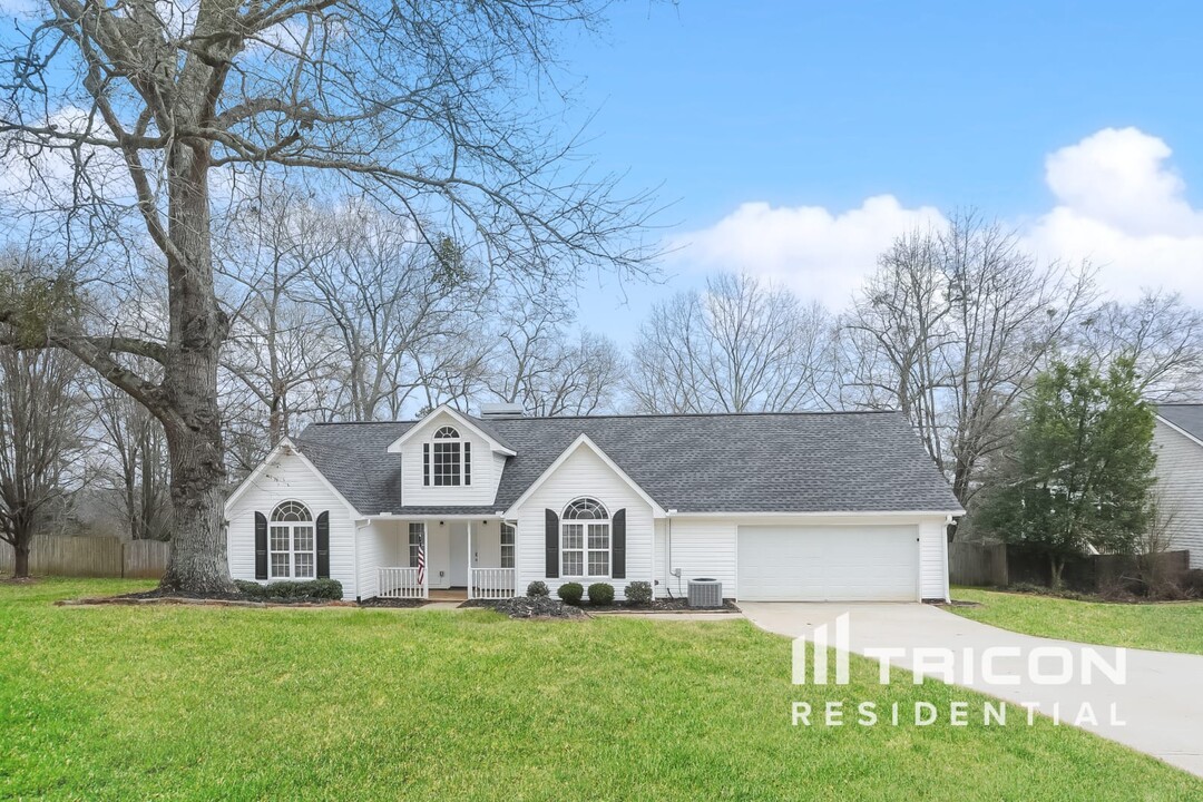 1512 Riverglen Dr in Loganville, GA - Building Photo