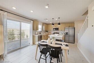 911 Cadence Vw Wy in Henderson, NV - Building Photo - Building Photo