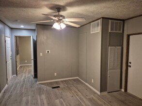 222 Shadow Oaks Dr in Elgin, TX - Building Photo - Building Photo