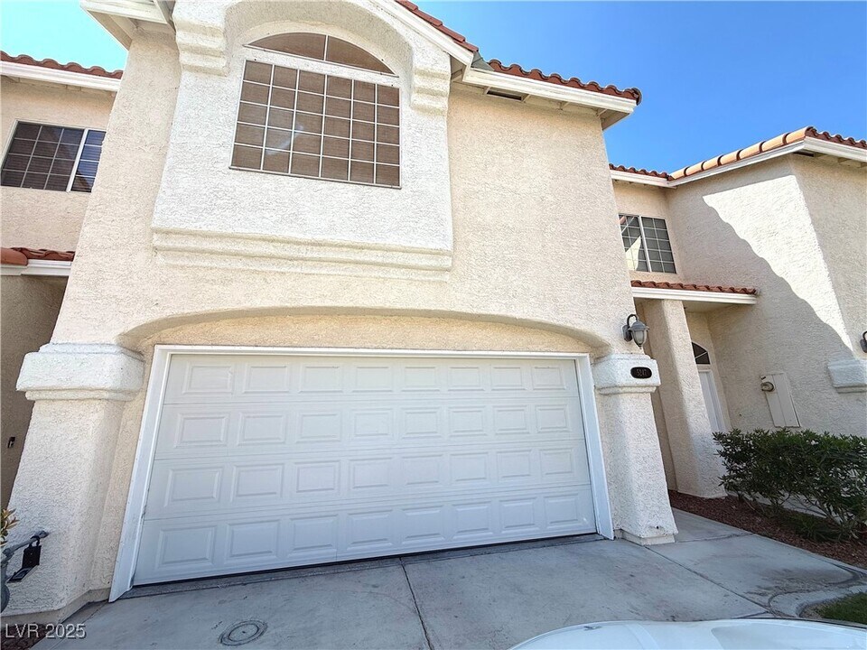 5247 Island Chain Rd in Las Vegas, NV - Building Photo