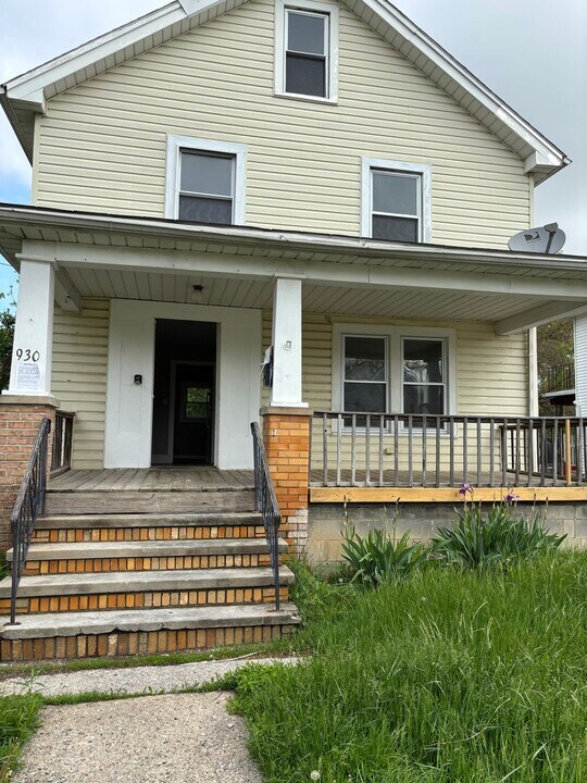 930 W 18th St in Lorain, OH - Building Photo