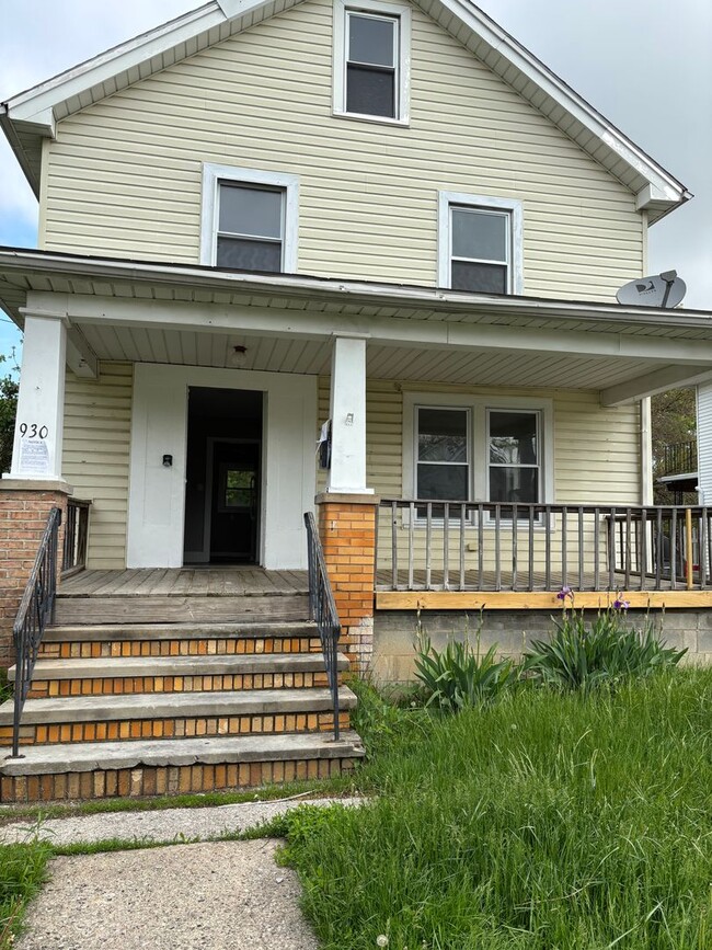 property at 930 W 18th St