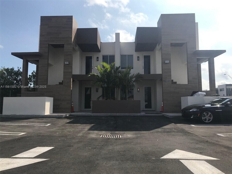 808 E 32nd St in Hialeah, FL - Building Photo