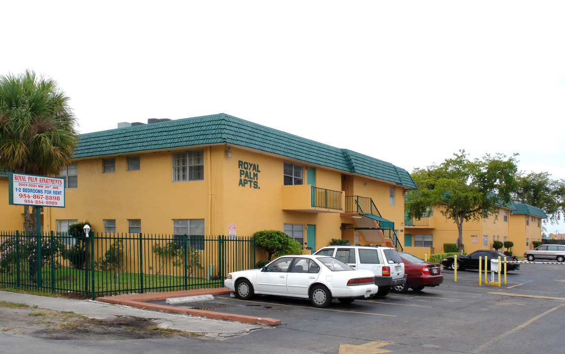 Royal Palm Apartments in Lauderdale Lakes, FL - Building Photo