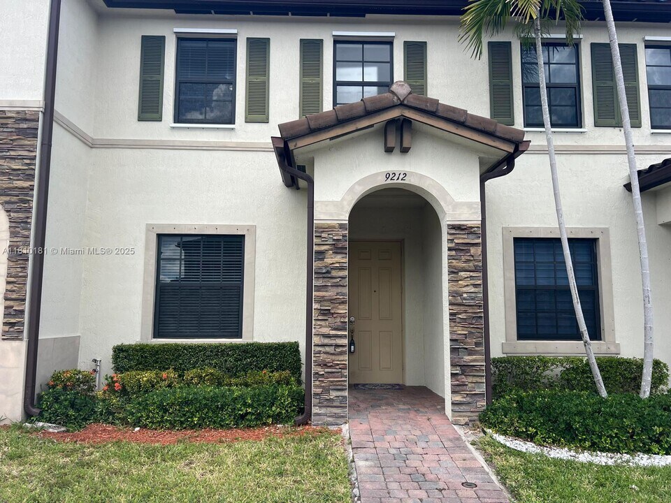 9212 W 33rd Way in Hialeah, FL - Building Photo