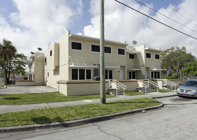 5490-5496 NE Miami Pl in Miami, FL - Building Photo - Building Photo