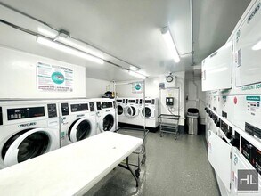 AMAZING STUDIO APARTMENT!! AMAZING DEAL! W in New York, NY - Foto de edificio - Building Photo