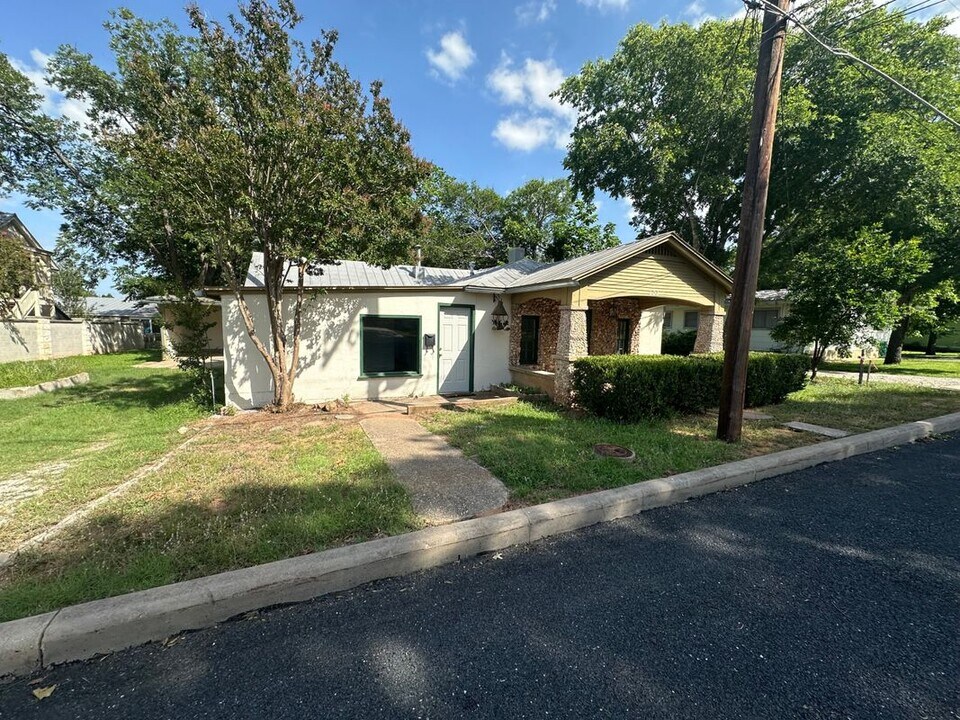 603 N Orange St in Fredericksburg, TX - Building Photo