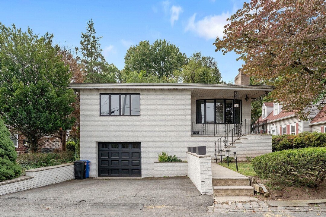 15 Barnes Dr in Ridgefield Park, NJ - Building Photo