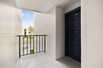 10825 SW 112th Ave in Miami, FL - Foto de edificio - Building Photo