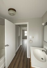 1033 E Oakland Ave in Lansing, MI - Foto de edificio - Building Photo