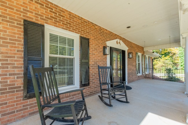 1060 Kerner Rd in Kernersville, NC - Foto de edificio - Building Photo