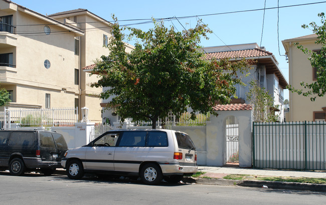 2946 Francis Ave in Los Angeles, CA - Building Photo - Building Photo