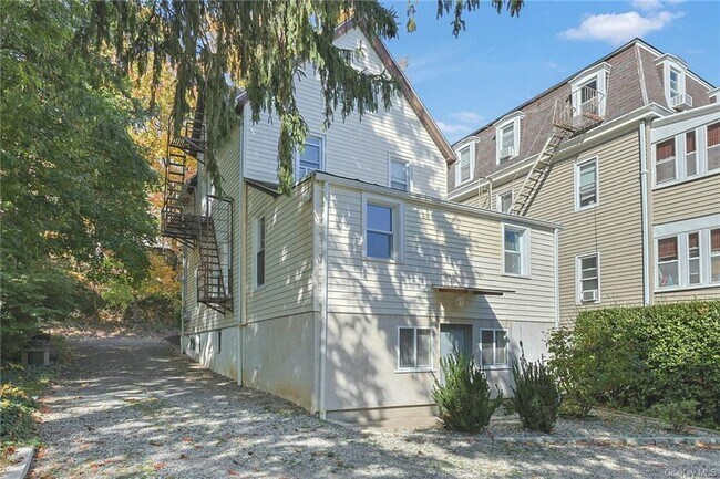 168 Parkview Ave-Unit -1 in Yonkers, NY - Foto de edificio - Building Photo