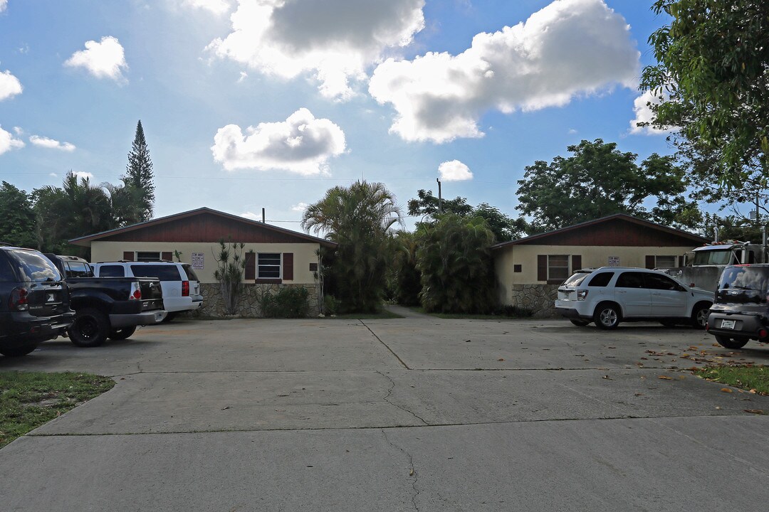 4208 42nd Ave S in Lake Worth, FL - Building Photo