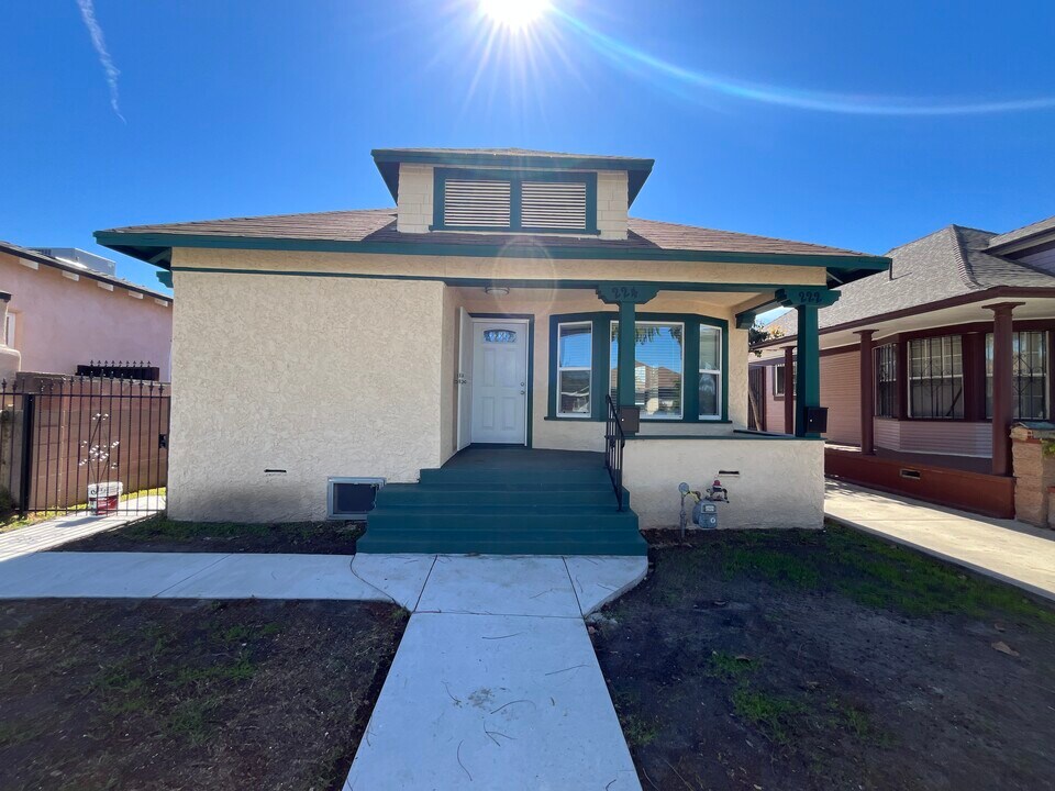 224 E 65th St in Los Angeles, CA - Building Photo