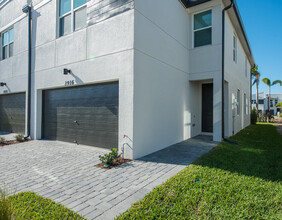 3916 SE Mentmore Ln in Stuart, FL - Building Photo - Building Photo