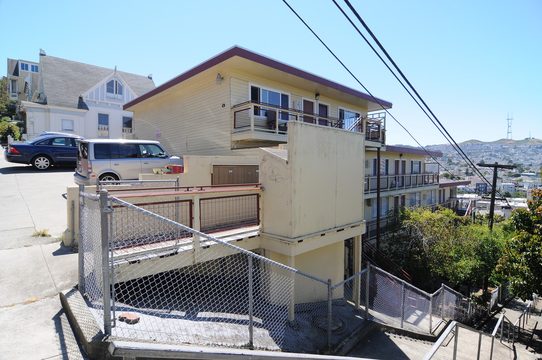 32 Lundys Ln in San Francisco, CA - Building Photo