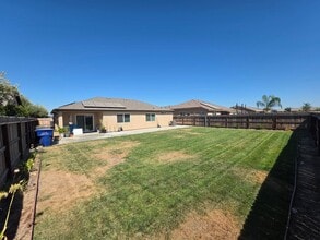 2279 Elizabeth Dr in Hanford, CA - Building Photo - Building Photo