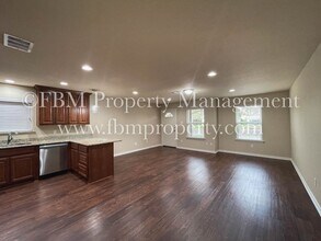 109 Casa Linda St in Ennis, TX - Building Photo - Building Photo