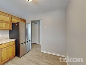 8301 Thomas Ave N in Minneapolis, MN - Foto de edificio - Building Photo