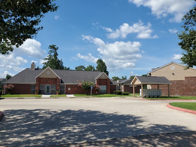 Pine Hollow Apartments in Orange, TX - Foto de edificio - Building Photo