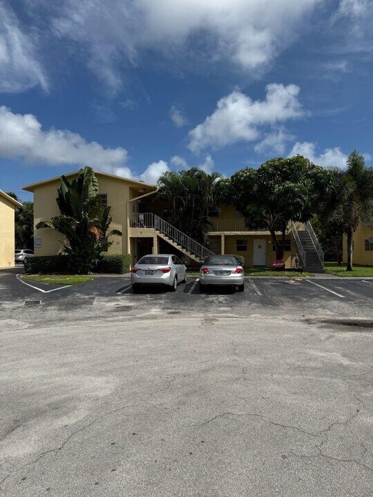 481 Sunshine Dr in Coconut Creek, FL - Building Photo