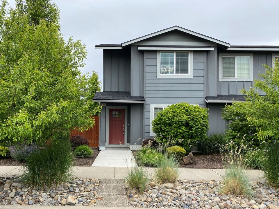 800 NE Ross Rd in Bend, OR - Foto de edificio