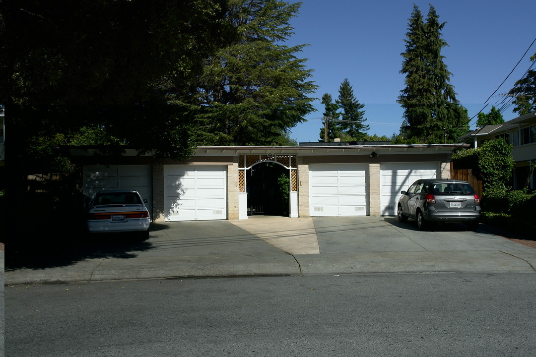 1071 Noel Dr in Menlo Park, CA - Building Photo