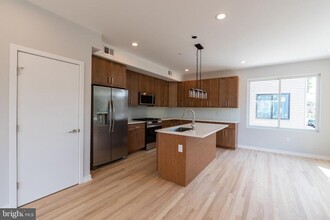 1349 S Myrtlewood St in Philadelphia, PA - Foto de edificio - Building Photo