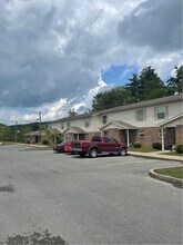 205 Breeze Vw Dr in Reedsville, WV - Building Photo - Building Photo