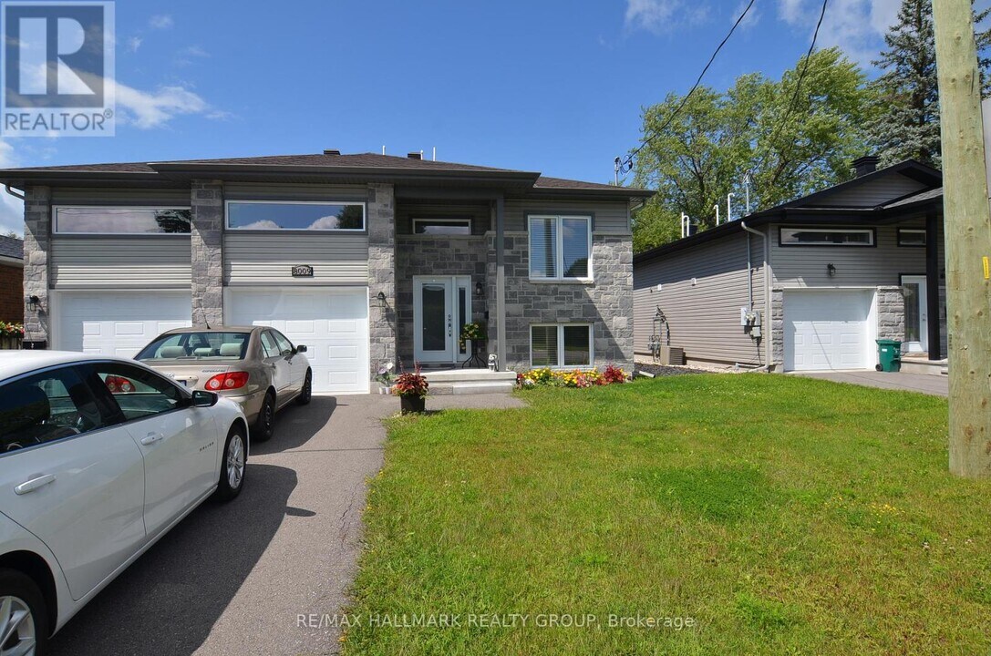 8009 Jeanne D'Arc Blvd N in Ottawa, ON - Building Photo