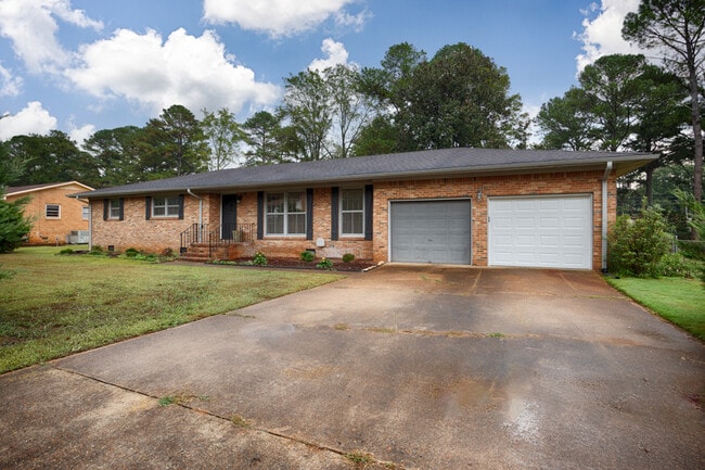 2105 Shannonhouse Rd SW in Huntsville, AL - Building Photo - Building Photo