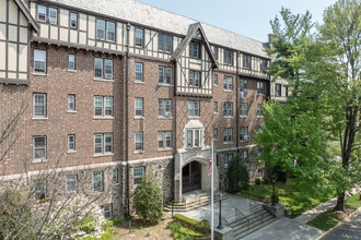 Tudor Hall in Englewood, NJ - Foto de edificio - Building Photo