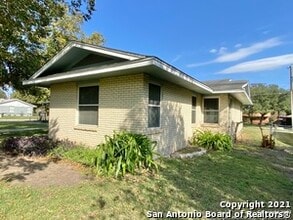 303 Gaiety Ln in San Antonio, TX - Building Photo - Building Photo