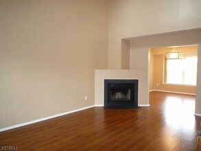 303 Classon Ct in Franklin Township, NJ - Foto de edificio - Building Photo