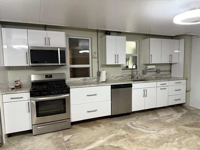 1077 Fernlea Dr in West Palm Beach, FL - Building Photo - Building Photo