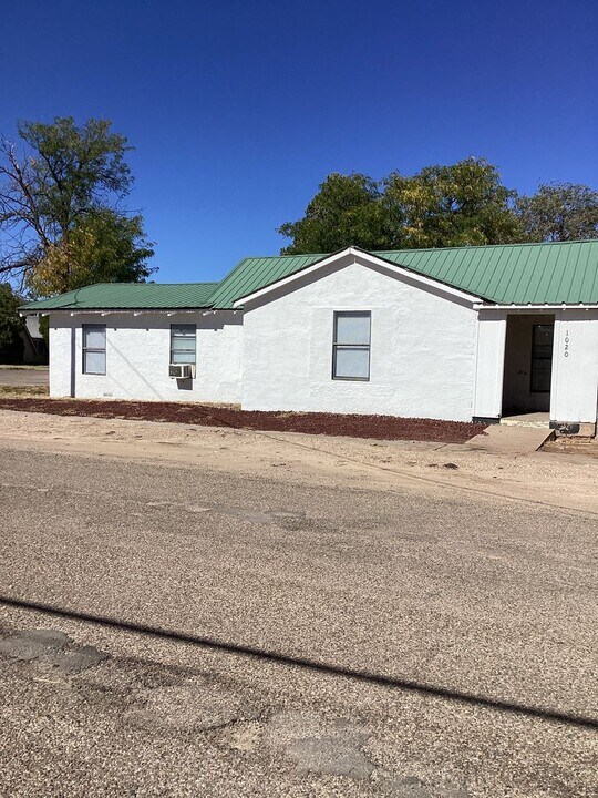 1020 W 3rd St in Portales, NM - Building Photo