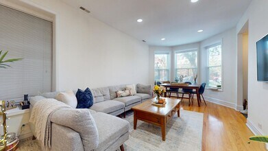 3233 N Wilton Ave in Chicago, IL - Foto de edificio - Building Photo