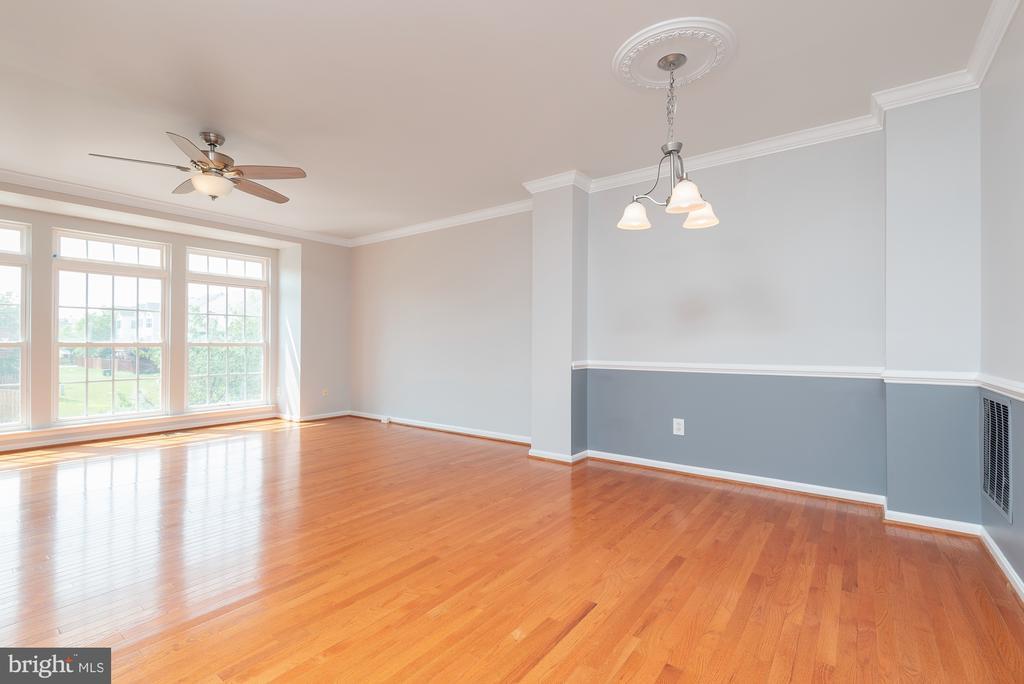 42724 Rolling Rock Square in Chantilly, VA - Building Photo