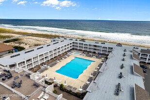438 NJ-35 in Mantoloking, NJ - Building Photo