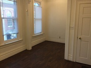 1557 White St, Unit 1 in Dubuque, IA - Foto de edificio - Building Photo