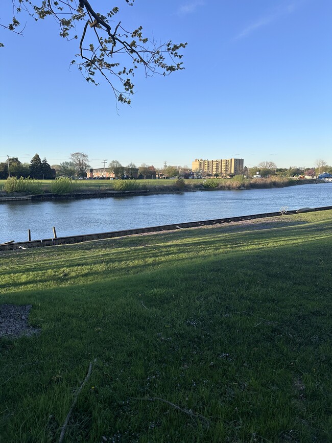 62 Riverview Dr in Mount Clemens, MI - Foto de edificio - Building Photo