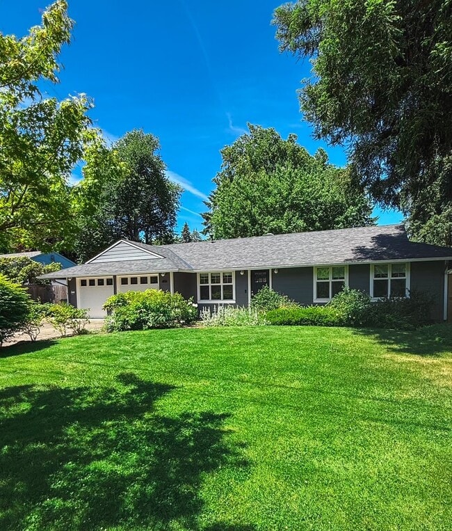 6136 SW Fernbrook Cir in Lake Oswego, OR - Building Photo - Building Photo