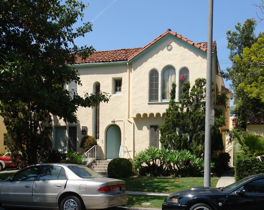 6107 Alcott St in Los Angeles, CA - Building Photo