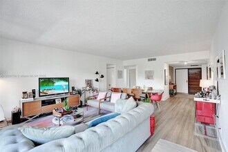 161 Crandon Blvd, Unit 325 in Key Biscayne, FL - Foto de edificio - Building Photo