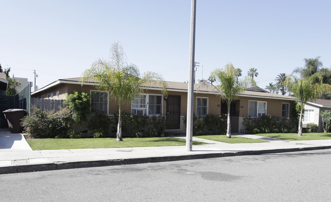 Adele Apartments in Anaheim, CA - Foto de edificio - Building Photo